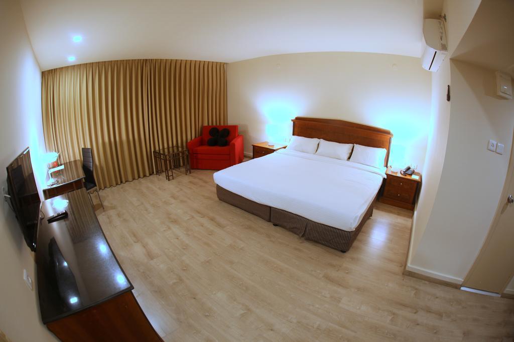 Avia Hotel & Resort Yehud-Monosson Exterior foto